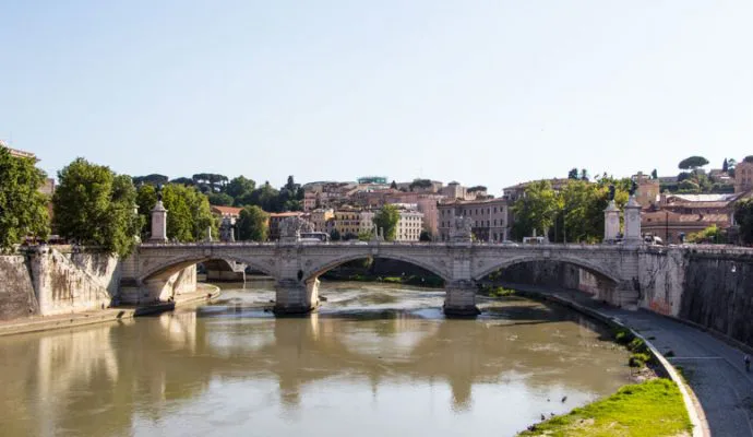 Brücke über den Tiber in Rom auf dem Weg zur Engelsburg