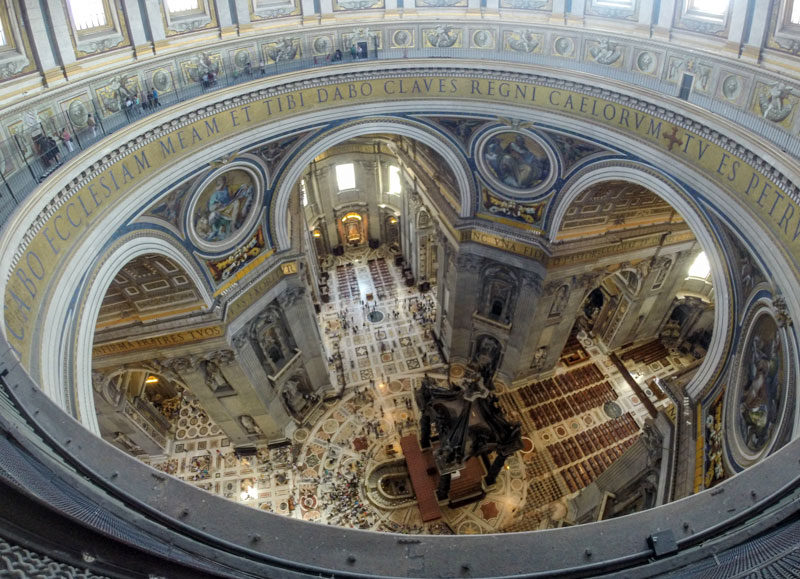 Blick ins Innere des Petersdom von der Kuppel hinab