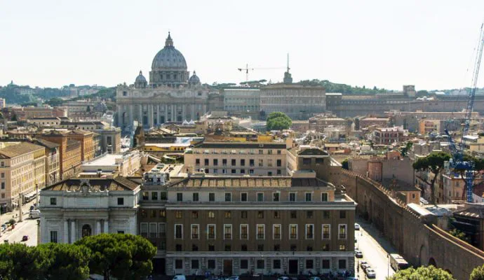 Blick zum Passetto und dem Petersdom von der Engelsburg in Rom