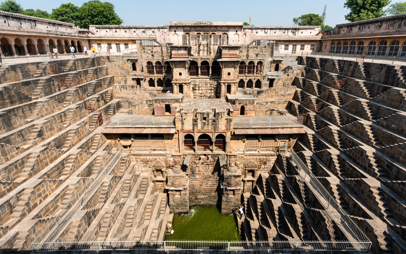 Der Chand Bawdi (Stufenbrunnen) in Abhaneri ist einer der größten in Indien