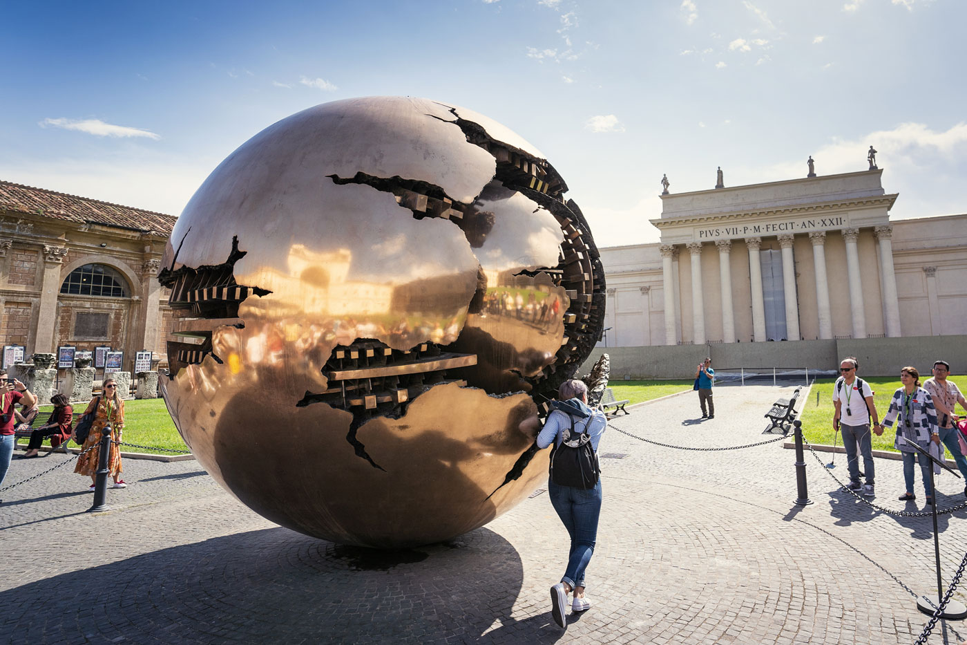 Vatikanische Museen Innenhof mit Weltkugel in Rom
