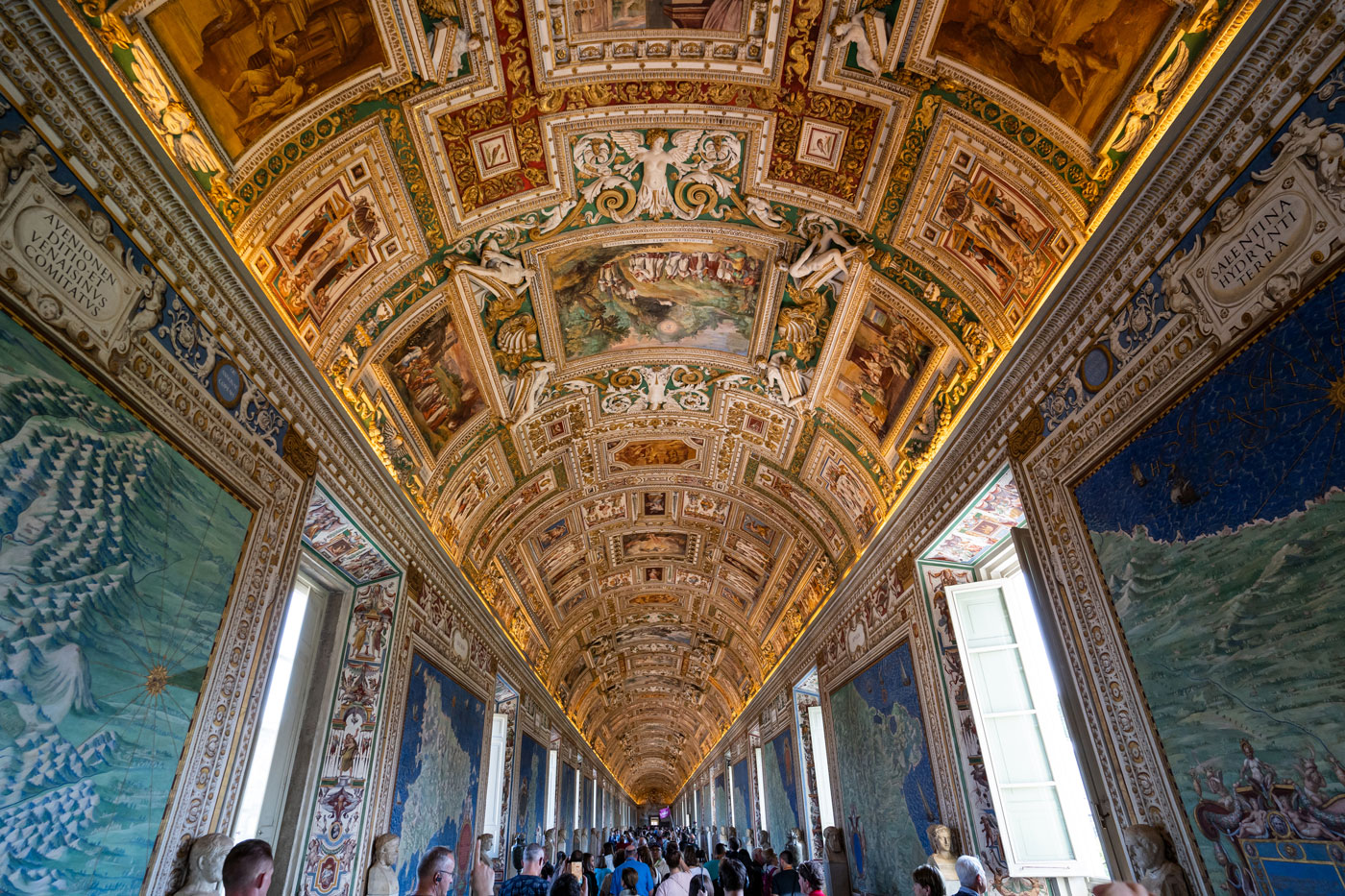 Dichtes Gedränge auf dem Weg zur Sixtinischen Kapelle in den Vatikanischen Museen